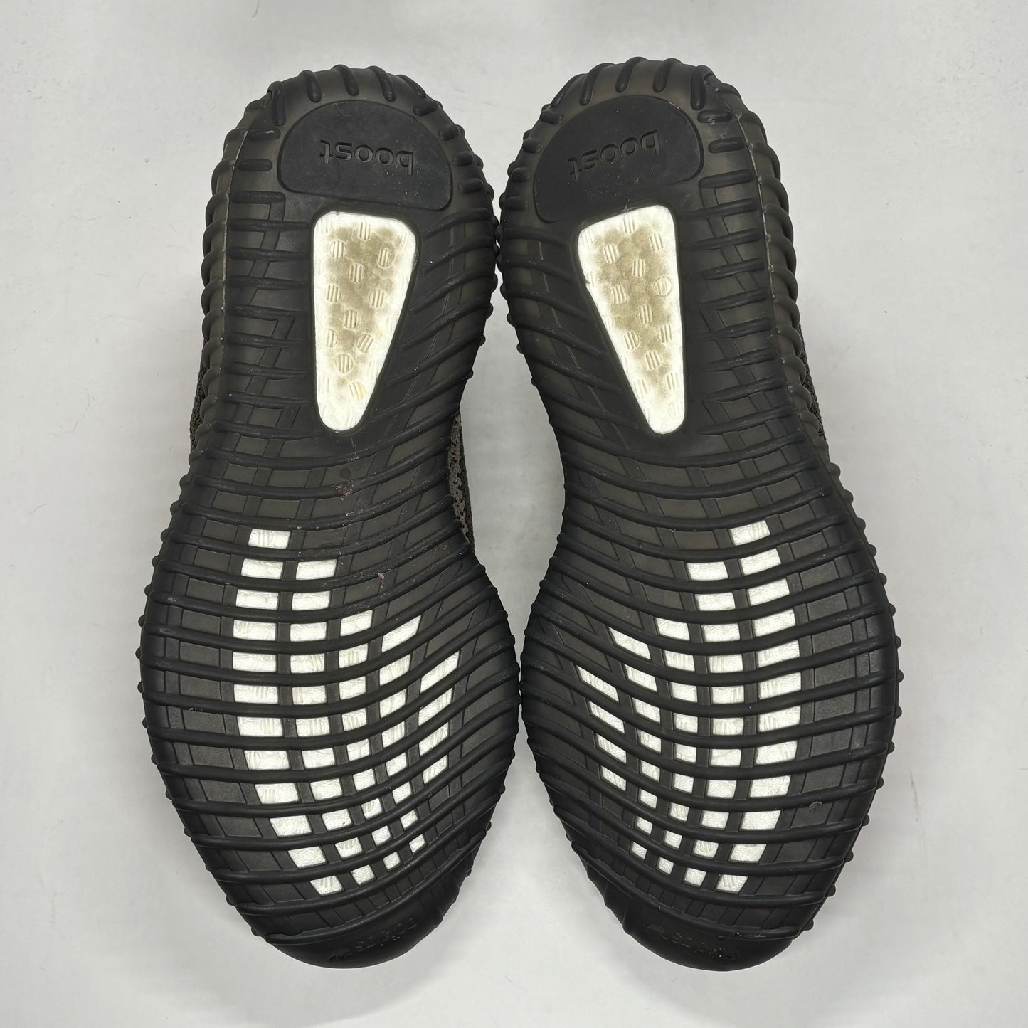 Yeezy Carbon Beluga  Used
