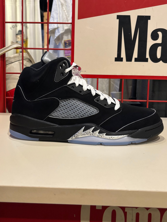 Black and gray sneaker
