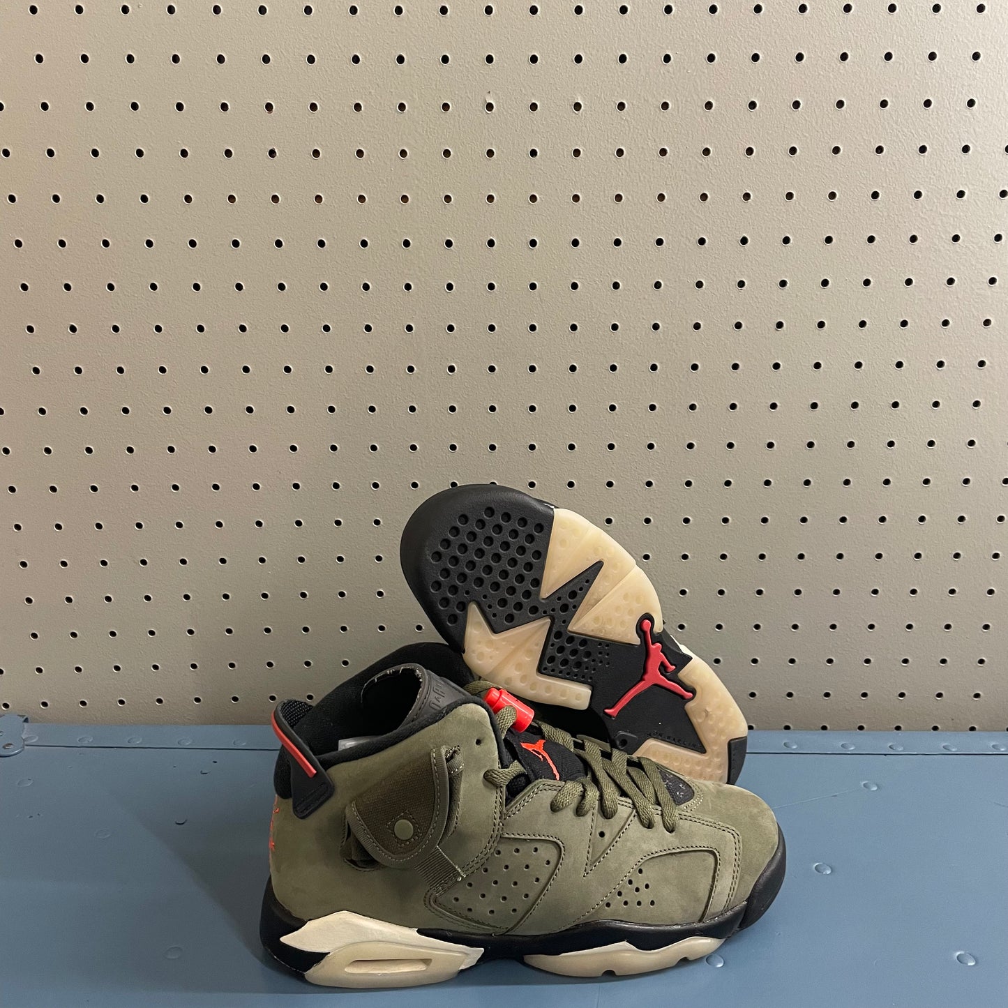 AJ6 Travis Scott Olive Sz 6Y/7.5W